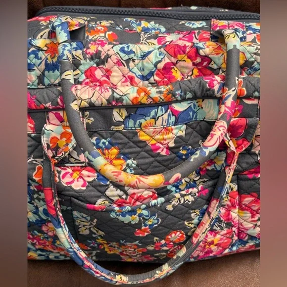 Vera Bradley Khaki Green & Floral Patterned Tote. Overnight bag - Picture 4 of 14